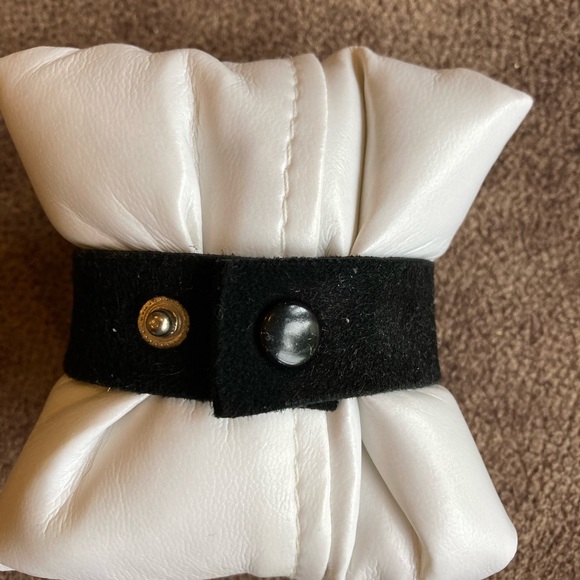 Suede and black crystal cuff style bracelet - Picture 4 of 4